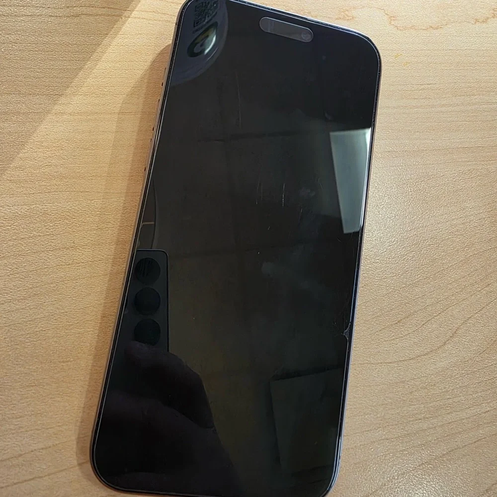Sleek Black Smartphone with Optimal Battery Performance